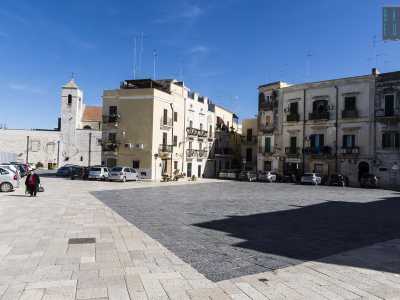 Da qui ci rituffiamo tra le stradine del centro storico per fare tappa in Piazza San Pietro, largo da poco liberato dalle auto e circondato da numerose palazzine alcune delle quali confiscate alla mafia locale. Qui si affaccia la chiesa di Santa Scolastica 